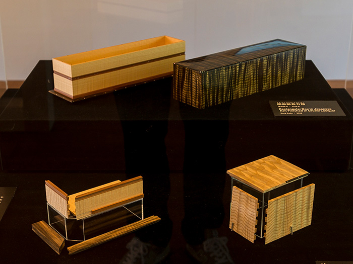 L'échantillon de moyens (La Boîte rectangulaire dans la Cendre japonaise a fini dans la laque urushi et les échantillons d'Assemblage de Sashimono) de 梻 *sochohohako et l'arrière de l'armure drapeau tenu