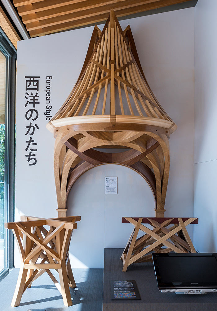 gitado (les Français créent l'avant-toit) et le tabouret de style français (Guitarde et Trestle)