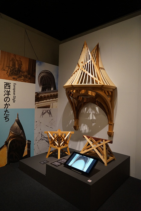 gitado (les Français créent l'avant-toit) et le tabouret de style français (Guitarde et Trestle)