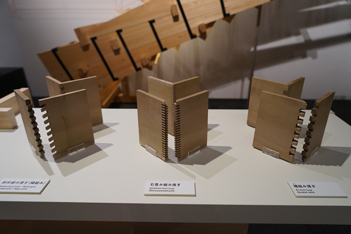 Je le traverse et le rejoins (Kumi-tsugi (l'Assemblage de Boîte))